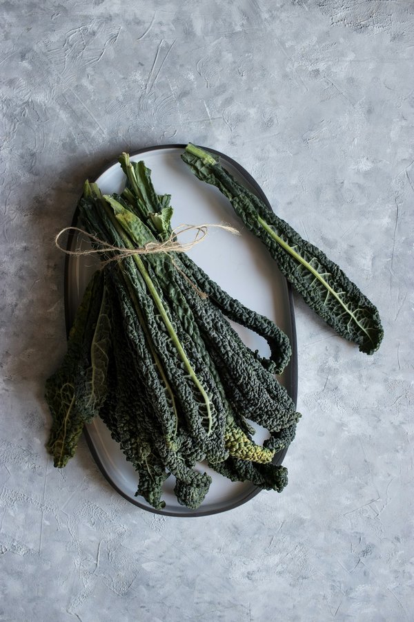 Comment intégrer des options de plats à base de chou kale dans un menu de restaurant santé ?